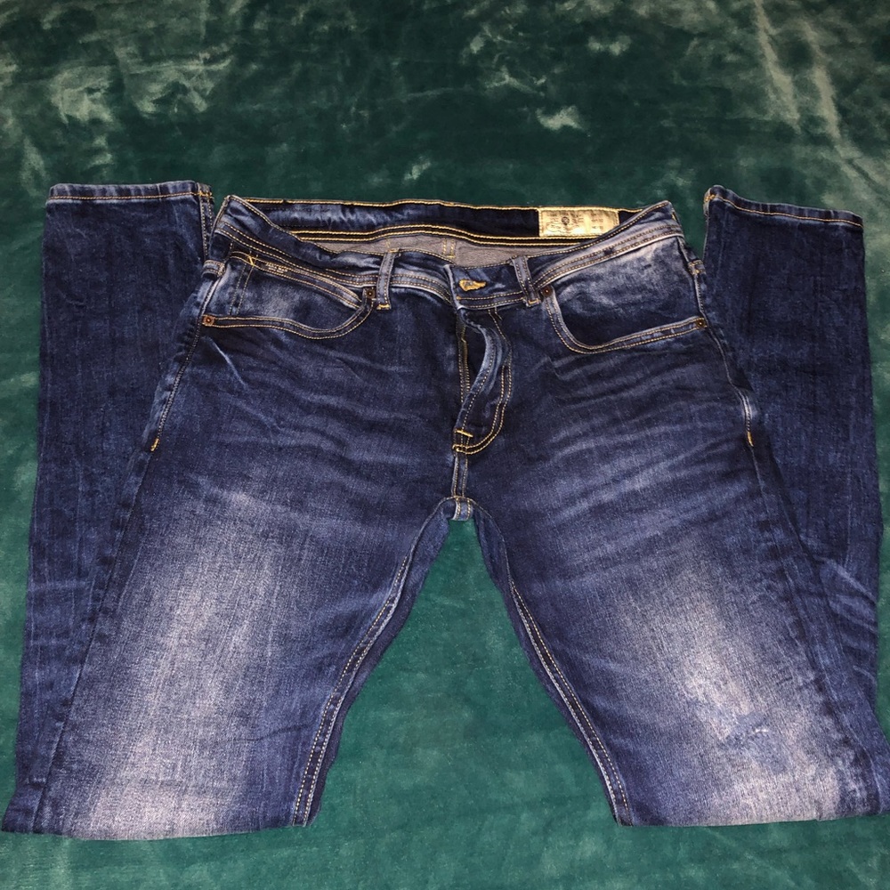 Men’s Zara 32 skinny jeans.